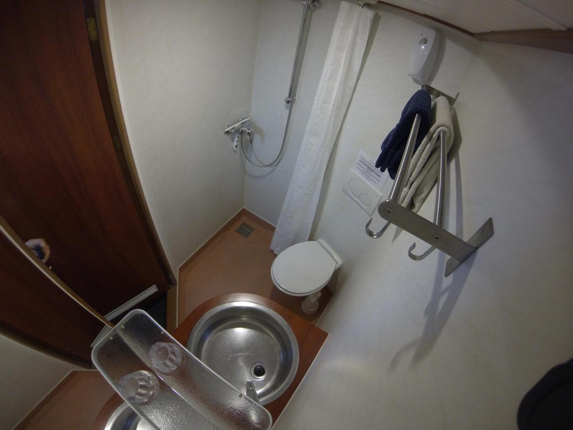 Botel Zwaantje Amsterdam Bilik gambar