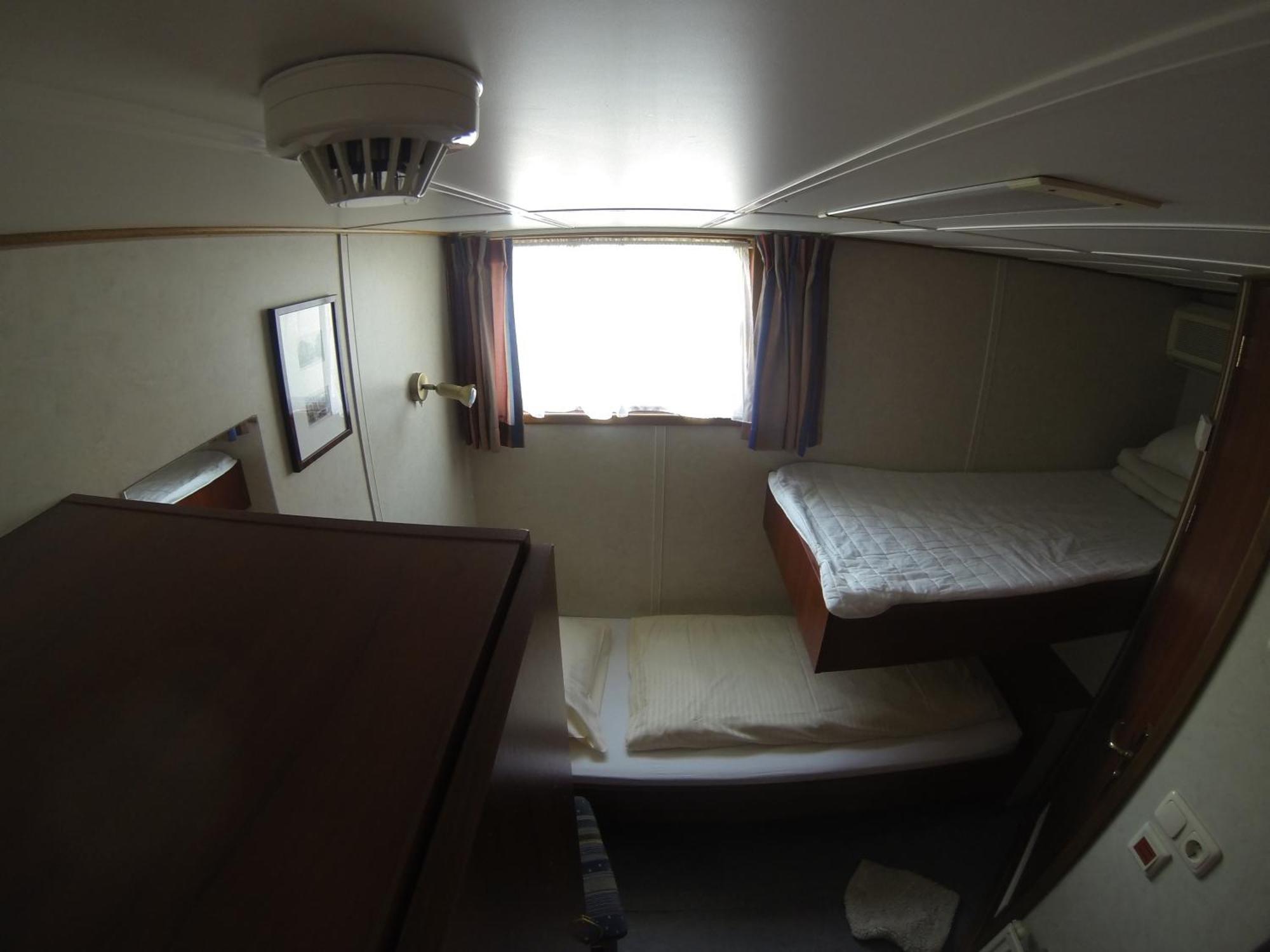 Botel Zwaantje Amsterdam Bilik gambar